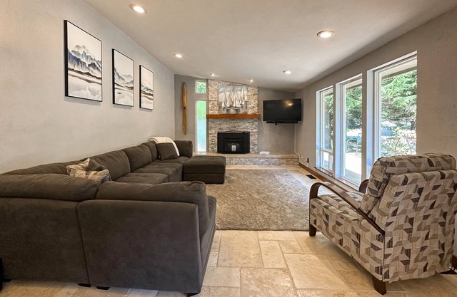 Cozy, Depoe Bay retreat— w/ocean & beach access via trail