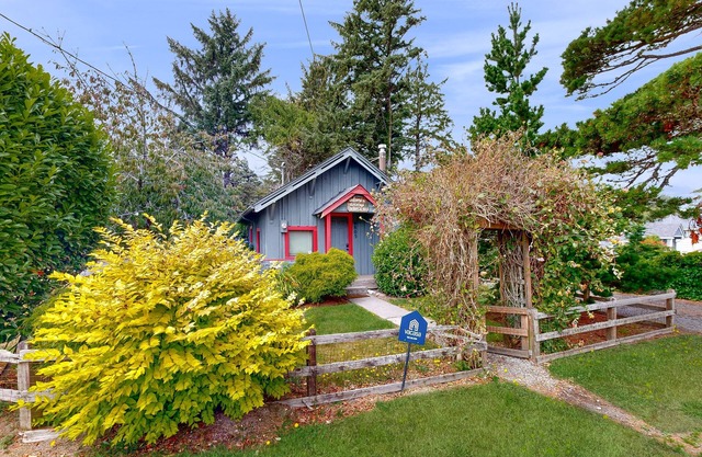 Cozy dog-friendly home with beach access, firepit & streaming