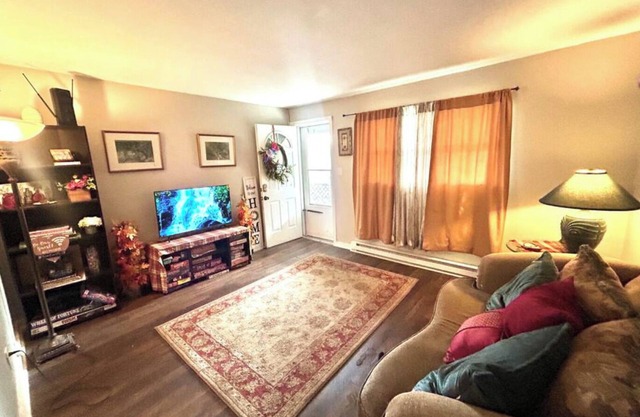 Cozy Downtown Pittston Waterfall Glen 2BR 3 Bd 3 Sofa bed 3 TVs Laundry & Kureg