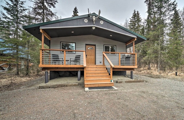 Cozy Downtown Soldotna Cabin: Dogs Welcome!