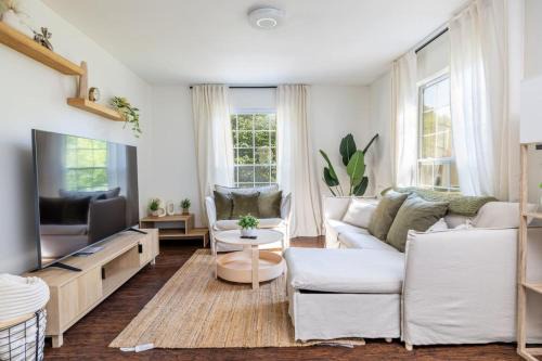 Cozy Duplex w King Bed 2 Full