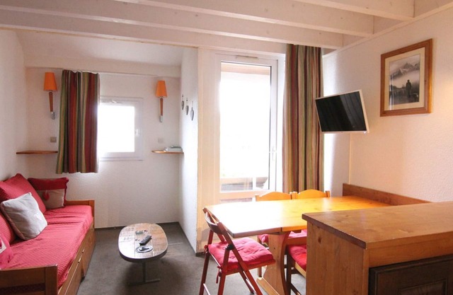 Cozy Duplex with Mezzanine for 6 in Alpe d'Huez - Balcony, Parking, Close to Ski Lifts & Shops