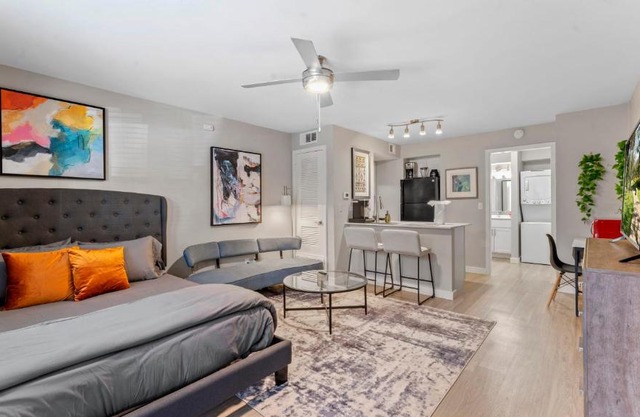 Cozy Efficiency Studios Close to Downtown and Domain