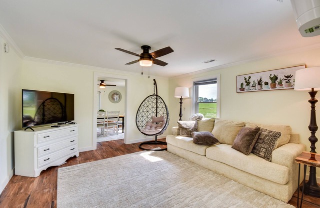 Cozy Fair Play Home w/Deck 4 Mi to Lake Hartwell!