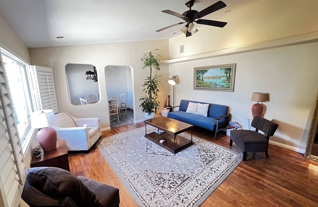 Cozy Family Hideaway, sleeps 8, yard, hikes, shops, 30 mins to beach