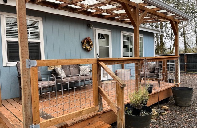 Cozy farm cottage in horse and wine country and pet friendly!
