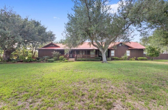 Cozy farmhouse right outside the city. Perfect for a getaway with big groups.
