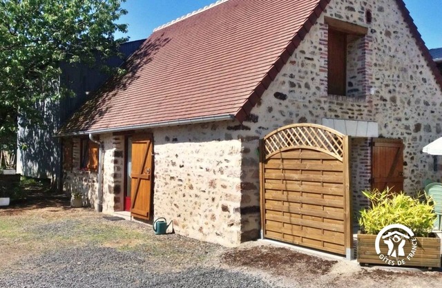 Cozy Countryside Retreat for 2 with Private Lake, Peaceful Garden, and Modern Amenities