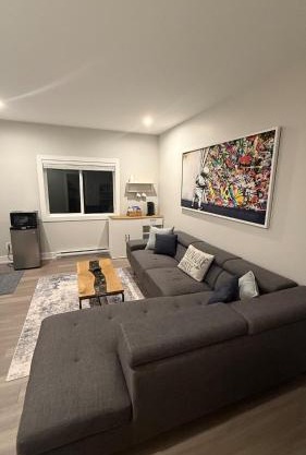 Cozy Garden Suite with Hot Tub and Perfectly Located