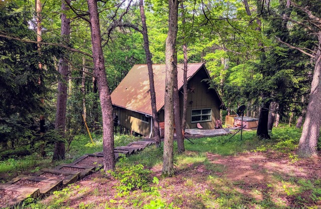 Cozy Getaway Nestled on a Hillside in the Heart of Hocking Hills!