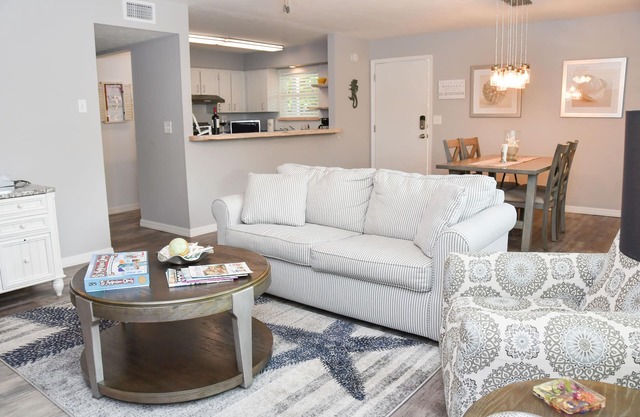 Cozy, ground floor apt 5 min walk to bch. PET friendly. FREE bottle of PROSECCO