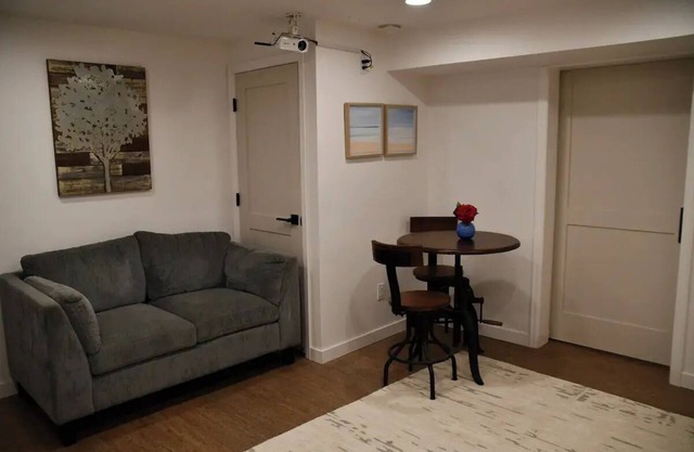 Cozy guest suite near the Wilamette River with Hot Tub.