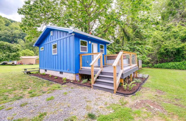 Cozy Hiker's Hideaway: Steps From Creeper Trail!