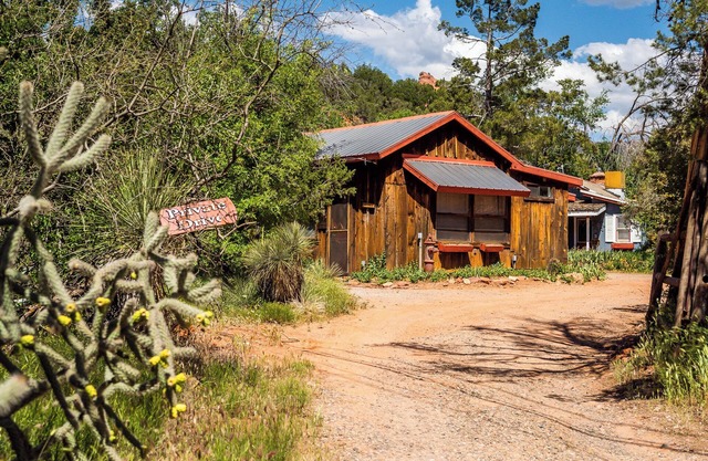 Cozy historic cabin in uptown Sedona with HOT TUB