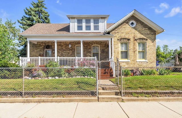 Cozy, historic Cream City brick, "Workers Cottage" 2 blocks from Lake Michigan.