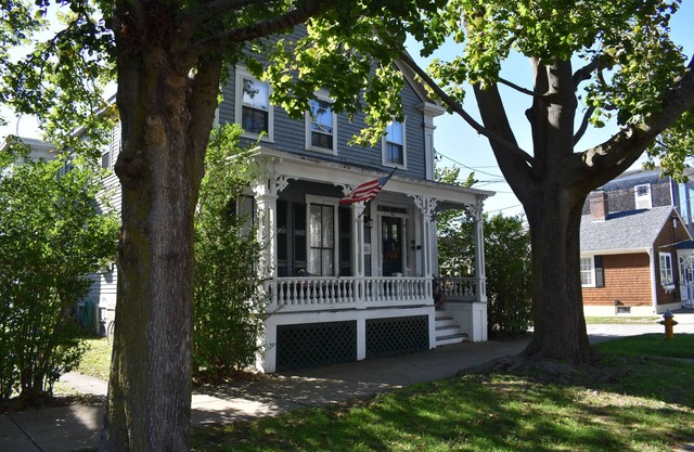 Cozy, historic home, 1 BR located 2 blocks from downtown Bristol RI