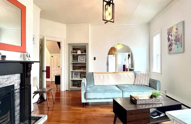 Cozy historical home in Beautiful Grand Bank! The Tiny Table Inn (1Bedroom)