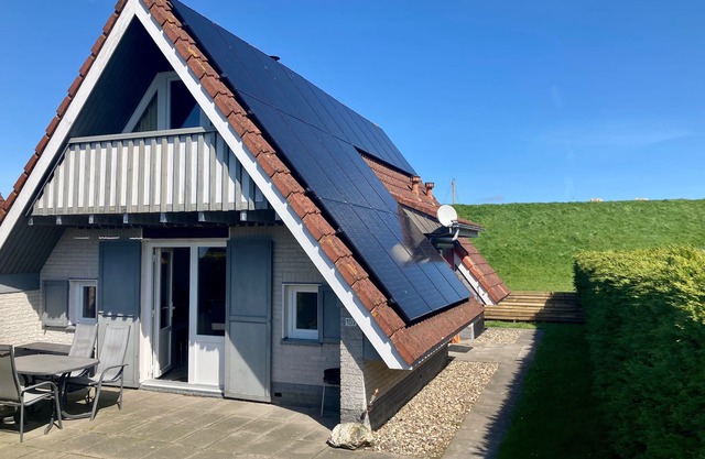 Cozy Holiday home by the Dike in a Quiet Location at Lauwersmeer