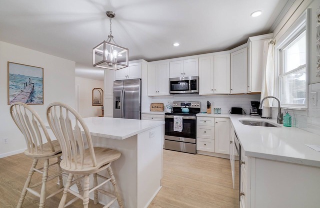 Cozy home centrally located between Tybee Island & Downtown Savannah.