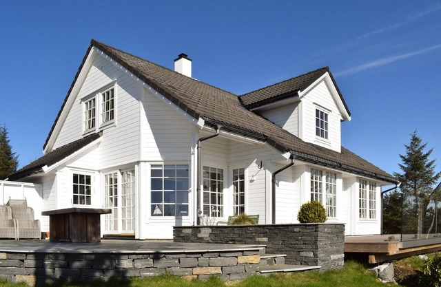 Cozy home in Bakkasund with kitchen