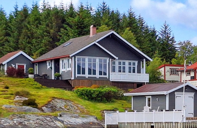 Cozy home in Florø with WiFi