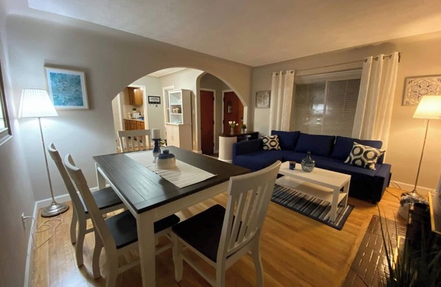 Cozy Home in Harper Woods 15’from Downtown Detroit