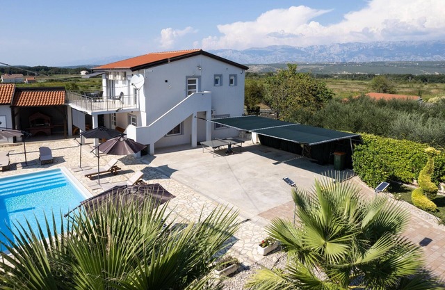 Cozy home in Islam Latinski with WiFi