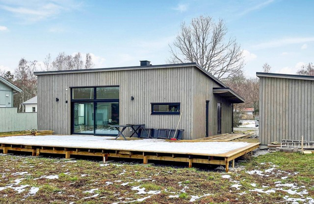 Cozy home in Jämjö with jacuzzi