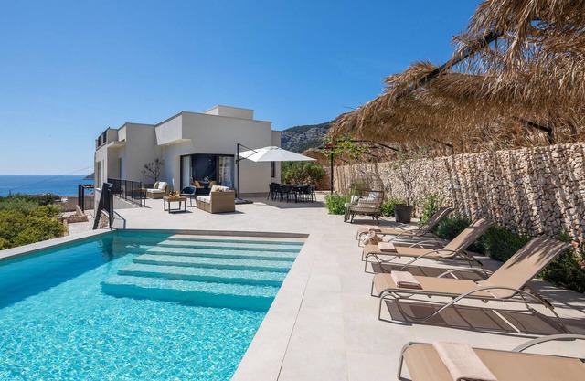 Cozy home in Komiza with house sea view