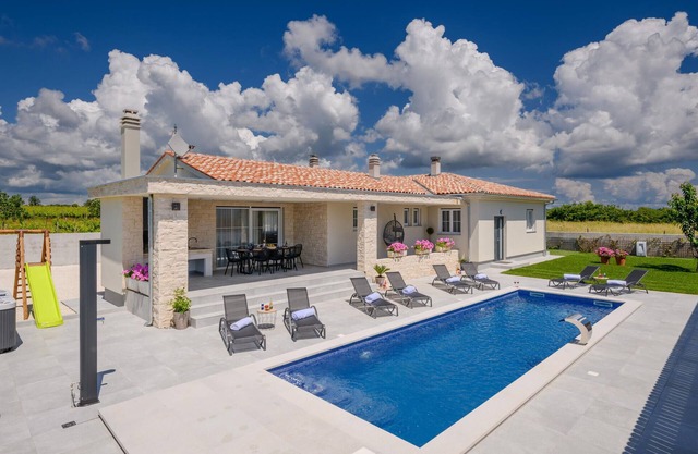 Cozy home in Loborika with WiFi