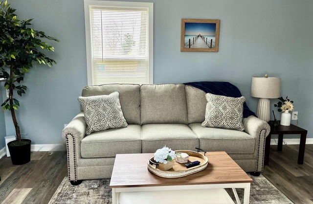 Cozy Home in Oakland Beach Nearby Airport