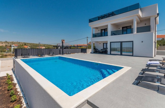 Cozy home in Tinj with WiFi