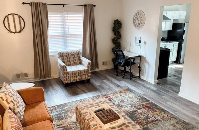 Cozy home minutes away from Airport, Uptown and Downtown