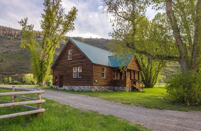 Cozy Home - Private - Stunning Views - Between Ridgway and Ouray STR2024-039