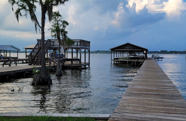 Cozy home w/ easy walk to lake