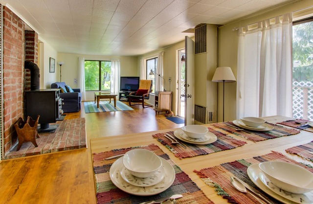 Cozy home w/private hot tub, near Ridge Trail and golf