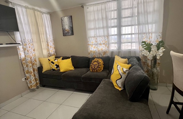 Cozy Home w/private parking- 10 min to beach
