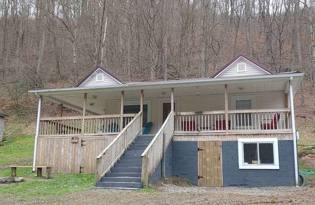 Cozy house, 2 bed, 1 bath, full kitchen, close to Bearwallow