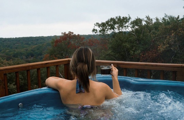 Cozy house close to wineries; hot tub; amazing views of Red River Valley