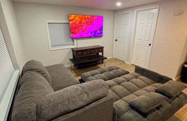 Cozy house in charming Anchorage with WiFi access