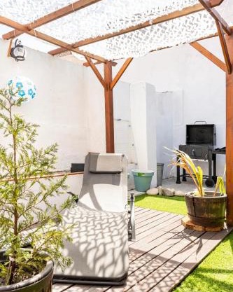 Cozy House in Lisbon with Terrace, Tejo Peek and Easy Parking
