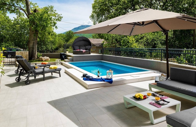 Cozy House Mia, with heated Pool, Jacuzzi In Pool And BBQ.
