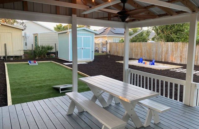 Cozy House, Walk to Beach 🏖️ Large Deck w/Corn Hole & Sandbox 🪣 Pet Friendly🐶