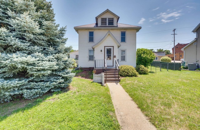 Cozy Iowa Getaway w/Patio & Fenced-In Yard!