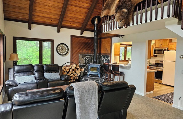 Cozy Island Lake Cabin in Kodiak