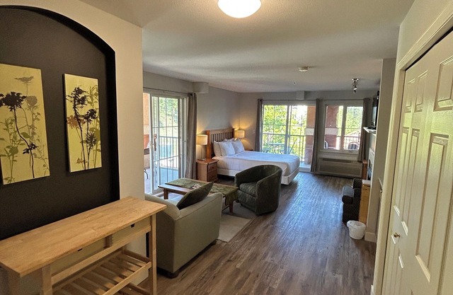 Cozy Kelowna Retreat! (208B)