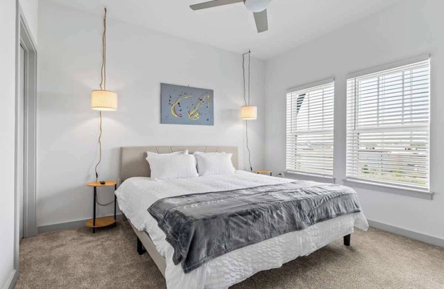 Cozy King Bed w/Pool Gym Pet Friendly Close Parks