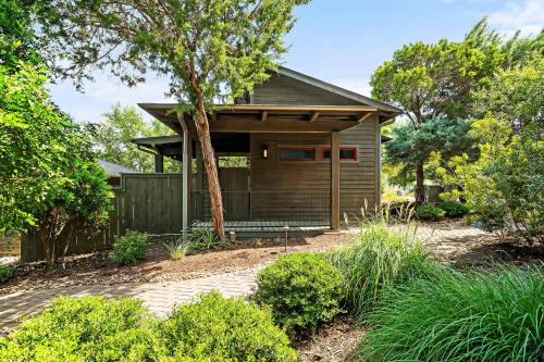 Cozy Lake Cabin - 1BR Pickleball BBQ & Firepit