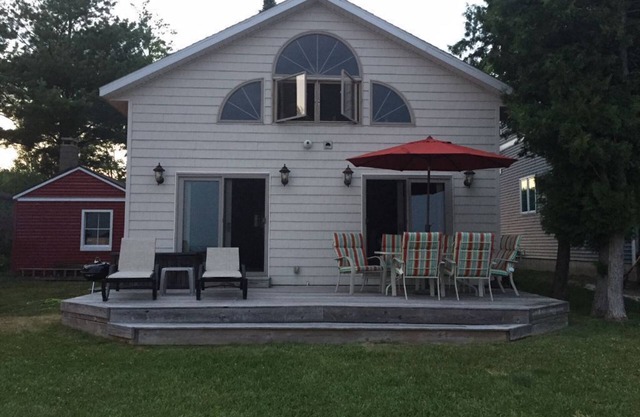 Cozy Lake Front Cottage on beautiful All Sports Lake Mitchell in Cadillac, MI