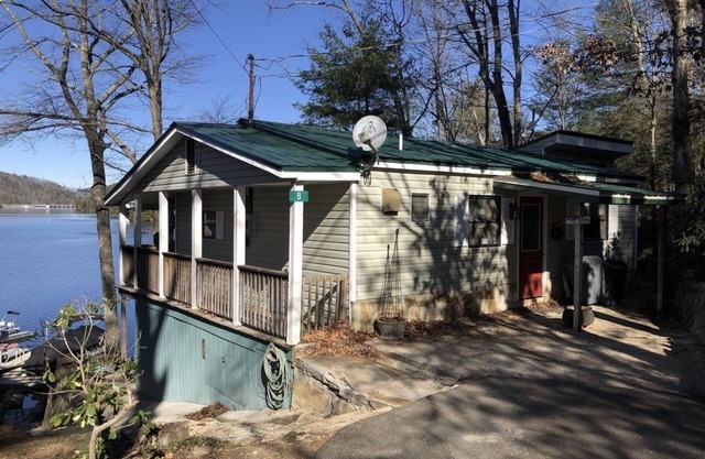 Cozy Lake-front cabin with a private dock and beautiful views on Lake Santeetlah
